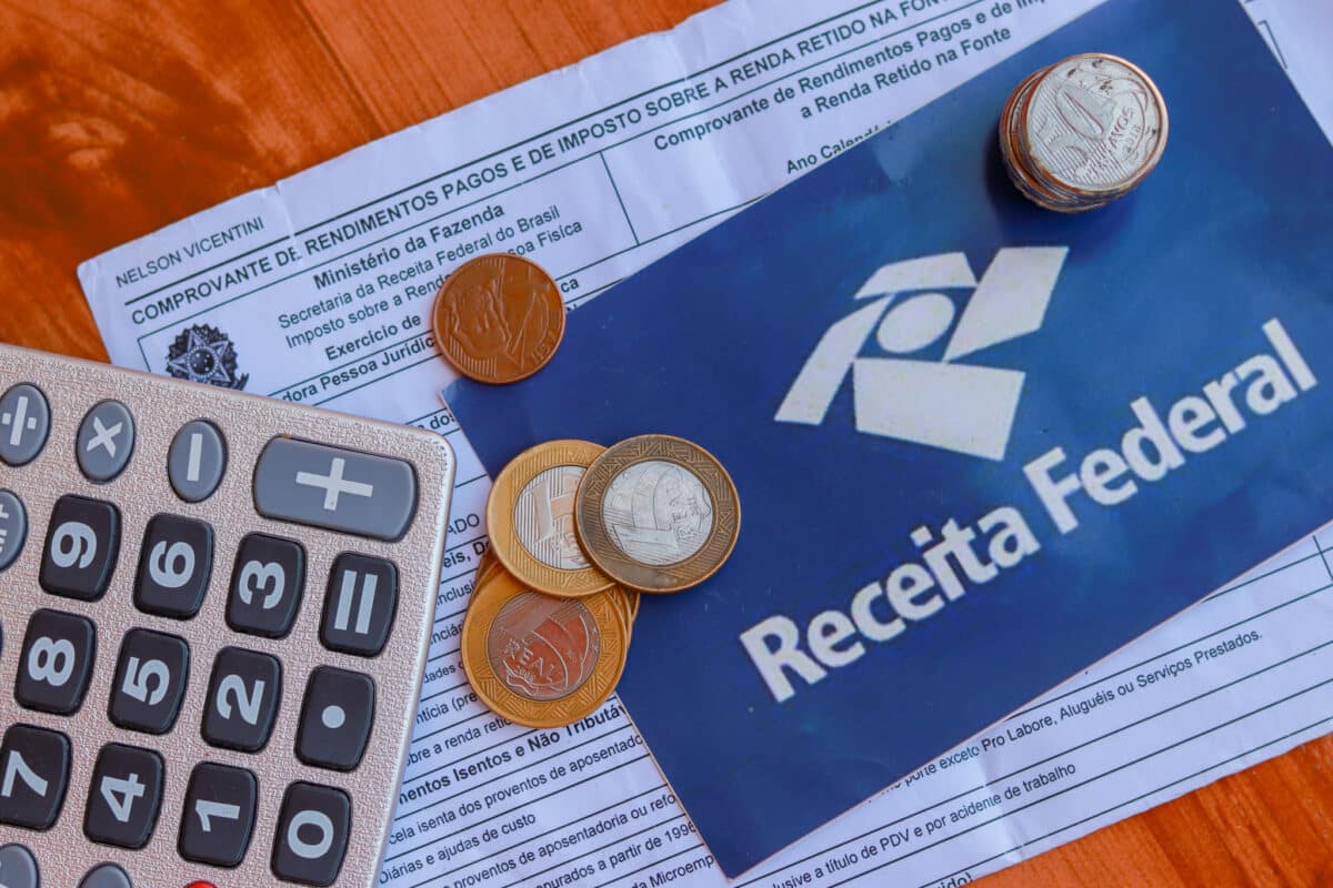 Mulheres que declaram Imposto de Renda devem ficar atentas às regras para entender quando o pix da restituição cai na conta.