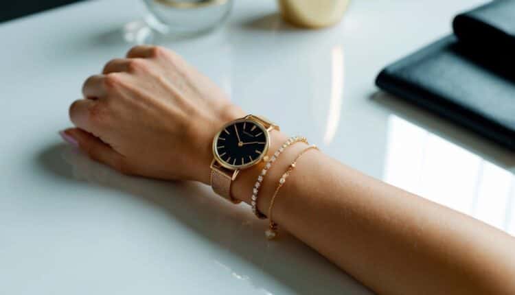 Como combinar pulseiras com relógios?