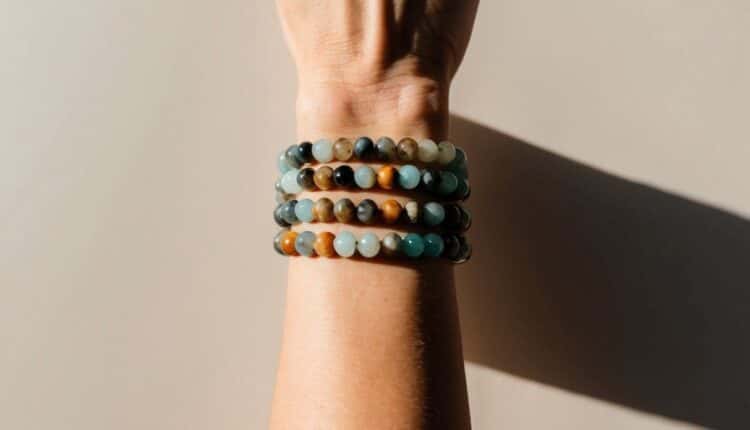 Como usar pulseiras com detalhes em pedra?