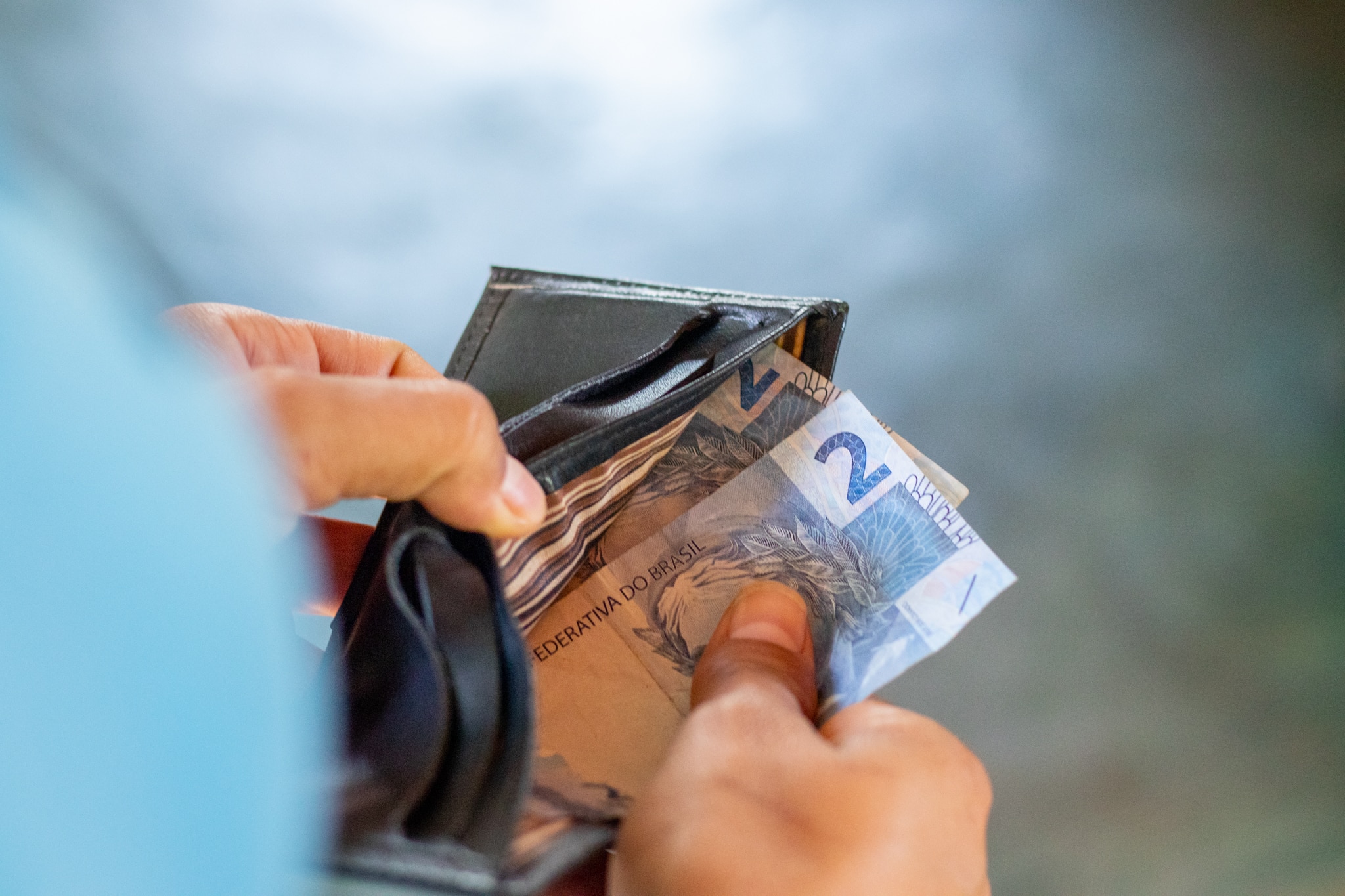 Dá para receber bolsa do governo e acumular quase 700 reais no mês; veja quem pode fazer isso agora.