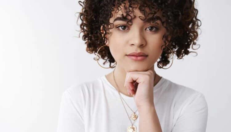 Brincos que realçam a beleza do seu cabelo cacheado