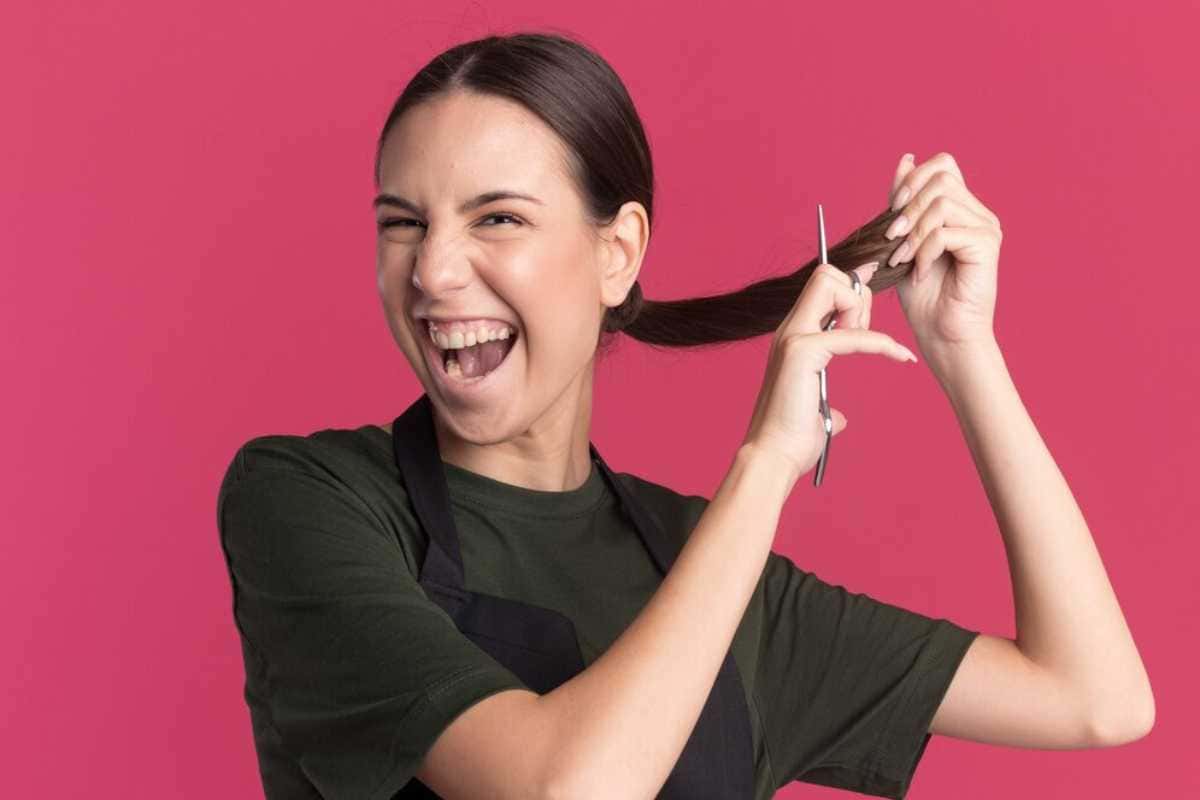Cansada das pontas ressecadas? Veja como aparar em casa sem drama
