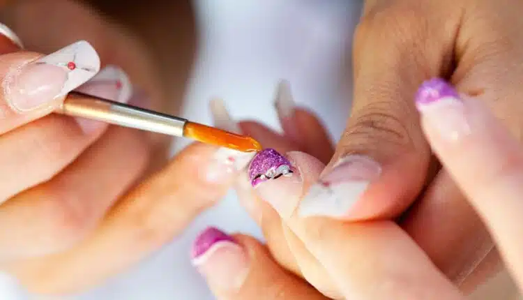 Como adaptar a tendência das unhas cromadas pro dia a dia