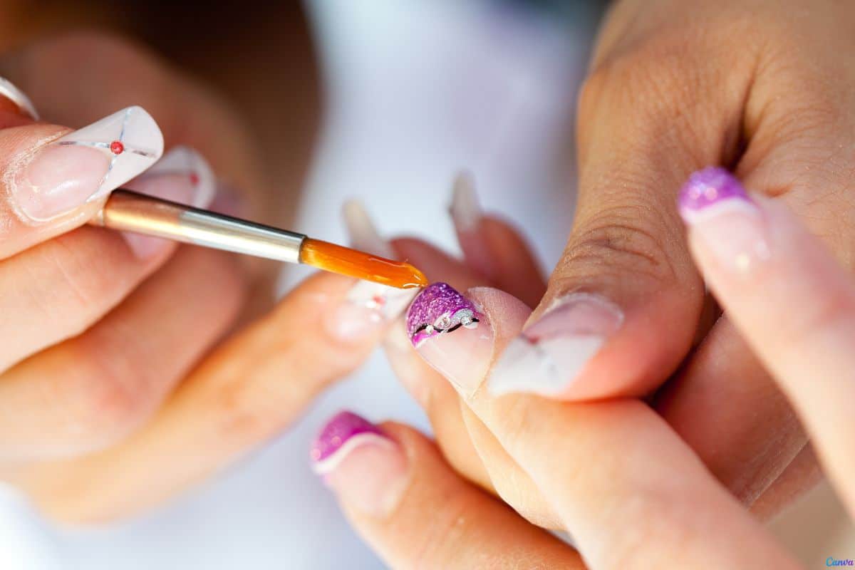Como adaptar a tendência das unhas cromadas pro dia a dia