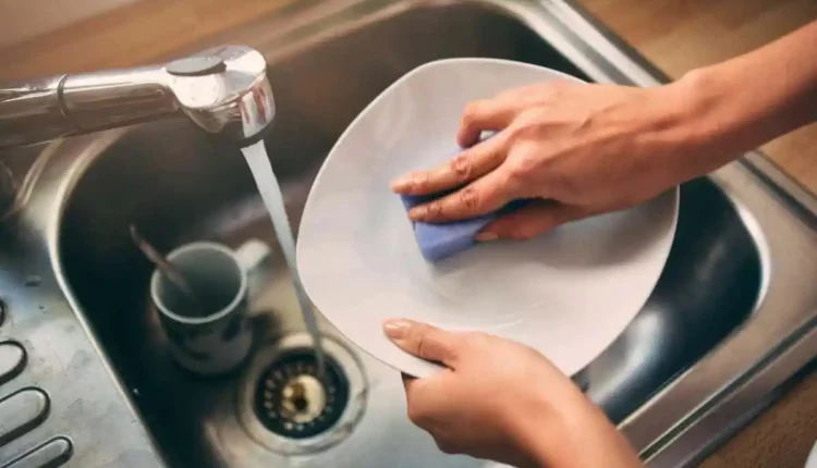 Como deixar as mãos macias mesmo lavando louça todo dia