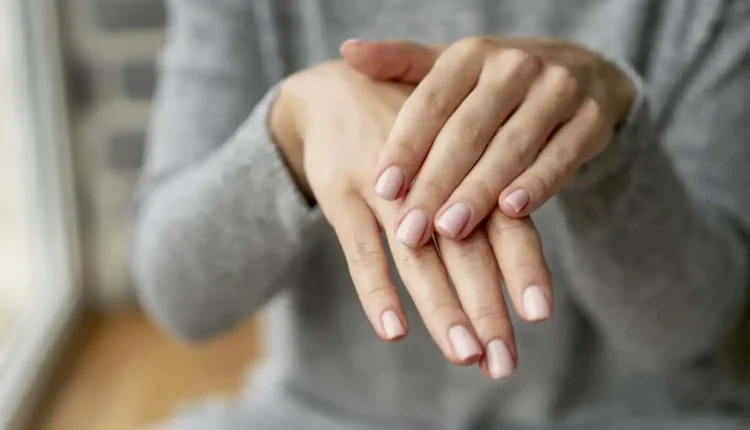 Como deixei minhas unhas mais fortes com um truque simples de farmácia