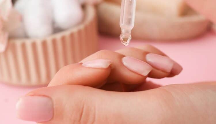 Como hidratar as cutículas sem deixar o dedo oleoso
