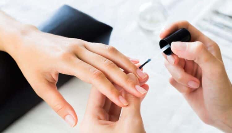 Cutículas ressecadas? Veja como amolecer fácil antes da manicure