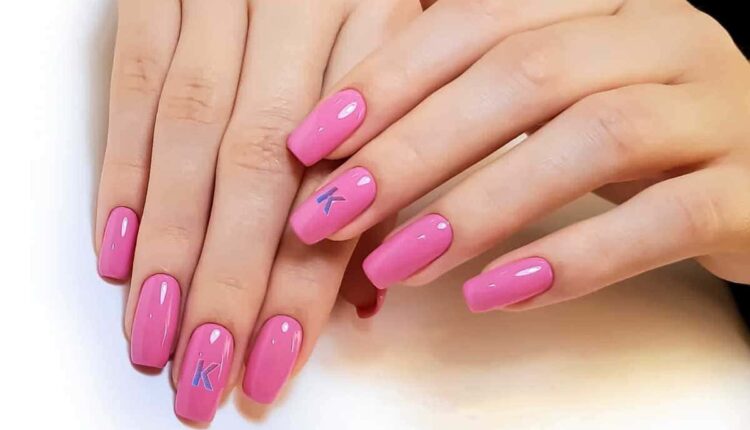 Dica fácil para decorar as unhas com a sua inicial preferida
