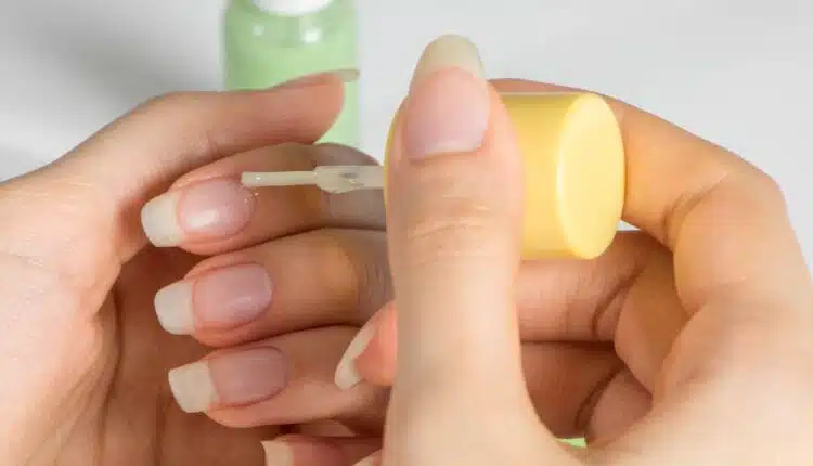 Essa combinação de base e óleo faz as unhas crescerem mais rápido