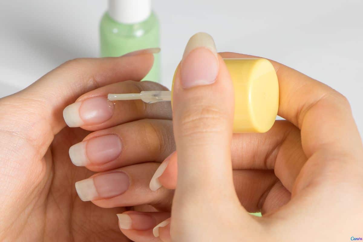 Essa combinação de base e óleo faz as unhas crescerem mais rápido