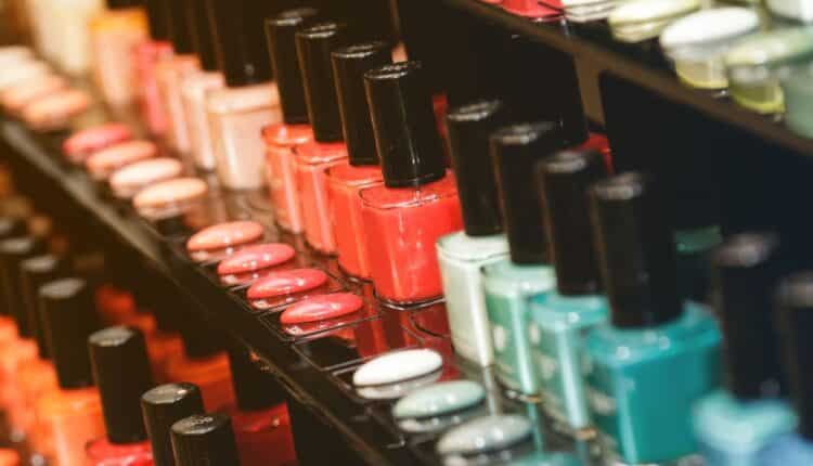 Essa cor de esmalte combina com tudo e ainda alonga os dedos