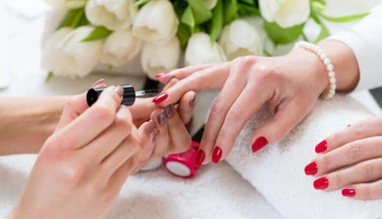 Essa forma de aplicar esmalte evita bolhas e marcas