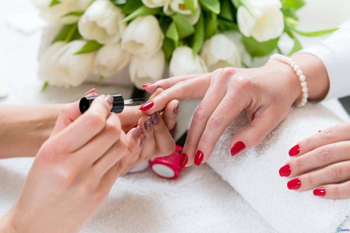 Essa forma de aplicar esmalte evita bolhas e marcas