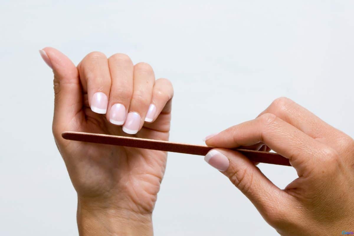 Essa forma de lixar a unha evita que ela lasque depois