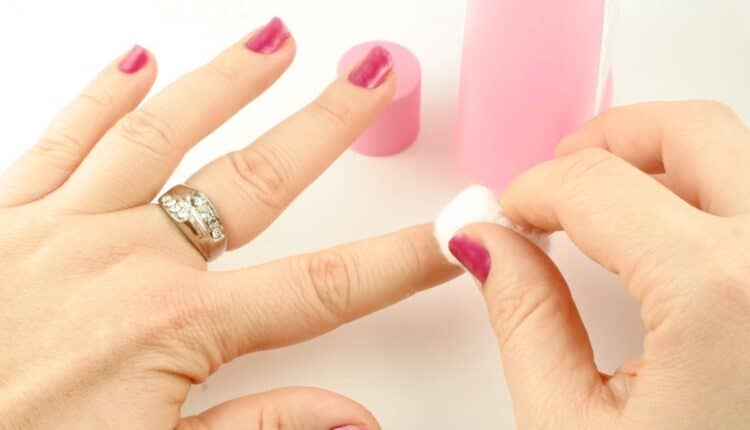 Essa forma de remover esmalte escuro evita manchas