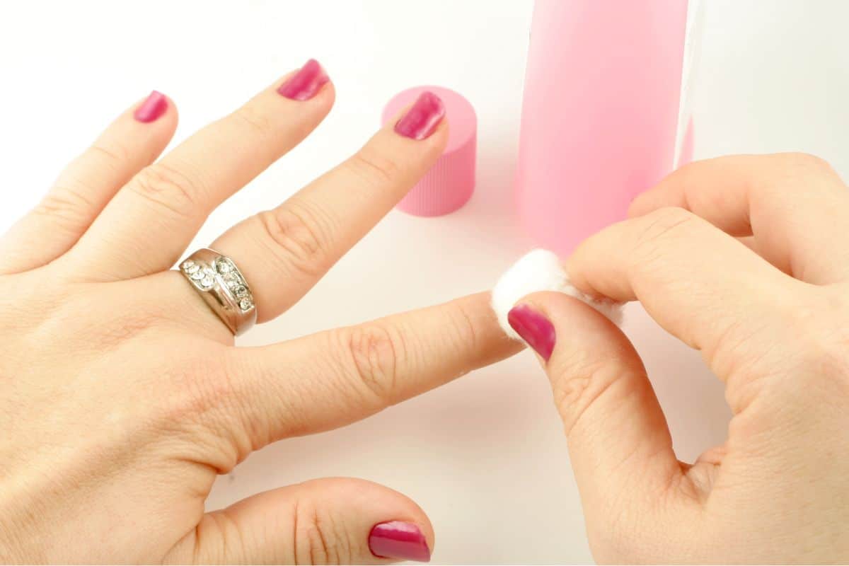 Essa forma de remover esmalte escuro evita manchas