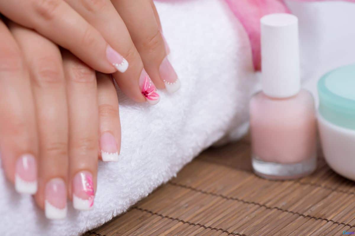 Essa ideia com adesivos salva qualquer unha feita às pressas