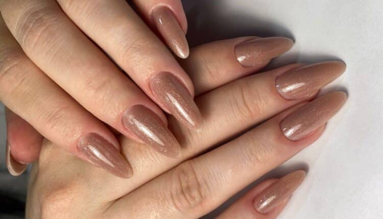 Essa ideia com esmalte translúcido deixa tudo mais delicado