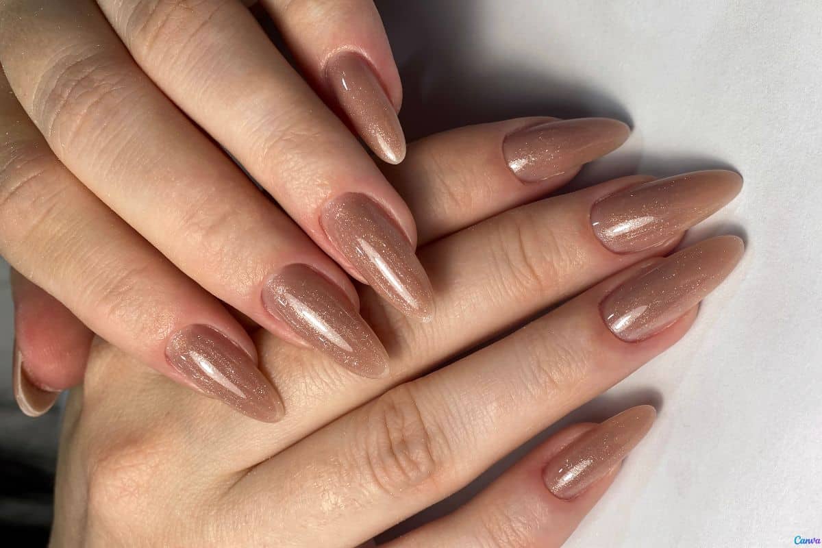 Essa ideia com esmalte translúcido deixa tudo mais delicado