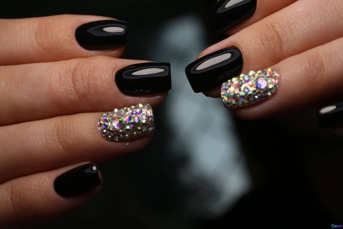 Essa ideia com joias adesivas deixa qualquer unha mais sofisticada