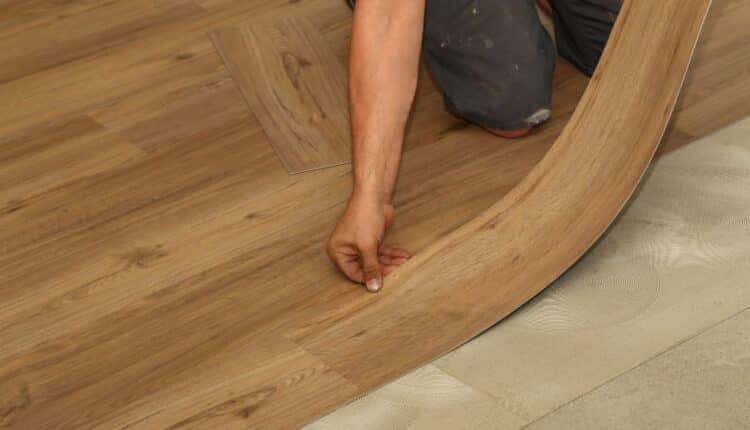Essa ideia com piso vinílico transforma tudo sem quebrar