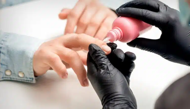 Essa misturinha natural clareia as unhas em poucos minutos