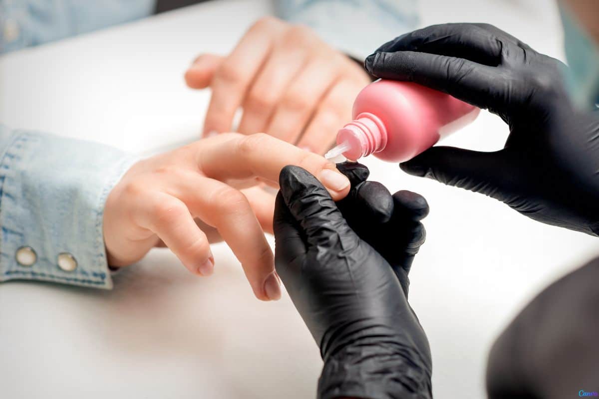 Essa misturinha natural clareia as unhas em poucos minutos