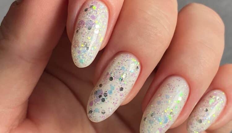 Essa técnica com glitter disfarça descascados na unha