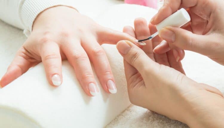 Essa técnica deixa a esmaltação mais uniforme e sem borrar
