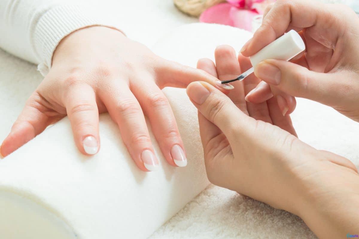 Essa técnica deixa a esmaltação mais uniforme e sem borrar