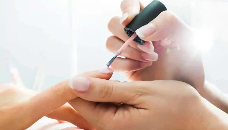 Por que meu esmalte não dura e o que faço para evitar isso