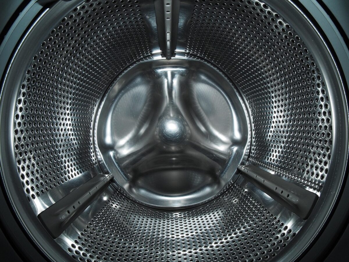 Um truque simples pode fazer sua máquina de lavar roupas realizar uma limpeza completa e mais eficiente; veja o que fazer hoje mesmo.