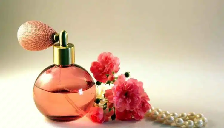 Truque fácil para o perfume durar o dia todo na pele