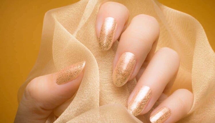 Unha em gel com glitter degradê para um visual delicado e atual