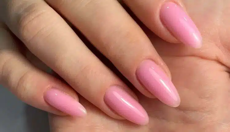 Unha em gel rosa: delicada, moderna e fácil de copiar