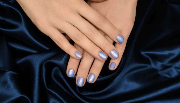 Unhas azul com glitter: veja por que tanta gente está amando