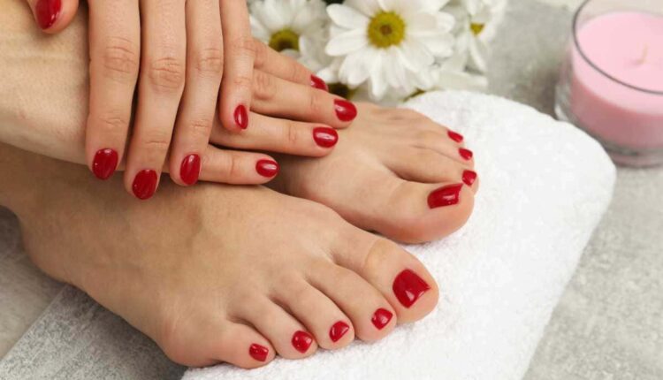 Unhas dos pés delicadas: 5 inspirações charmosas para testar já
