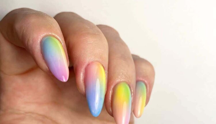 Unhas em gel decoradas que deixam as mãos delicadas de verdade