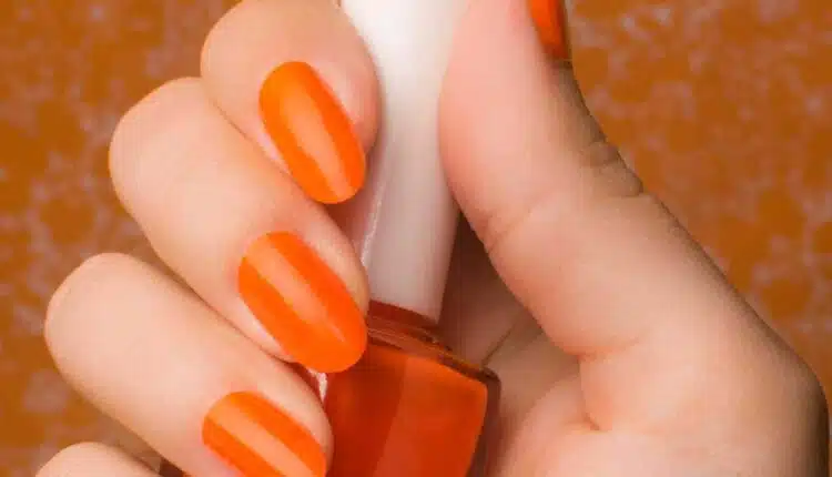 Unhas laranja com preto: como usar essa combinação estilosa sem medo