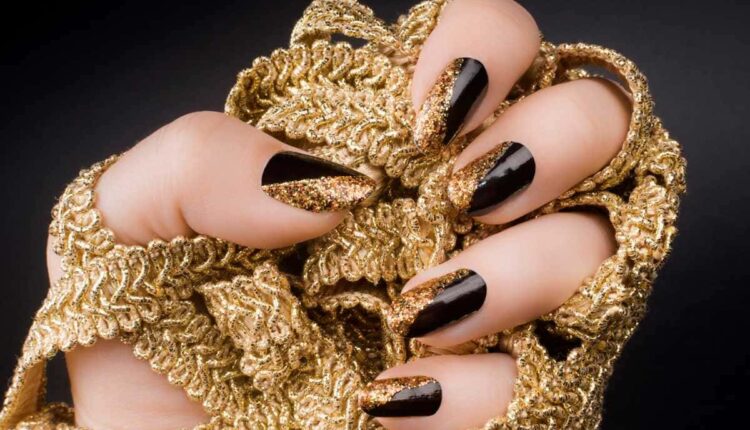 Unhas pretas delicadas: ideias para sair do básico sem exagero