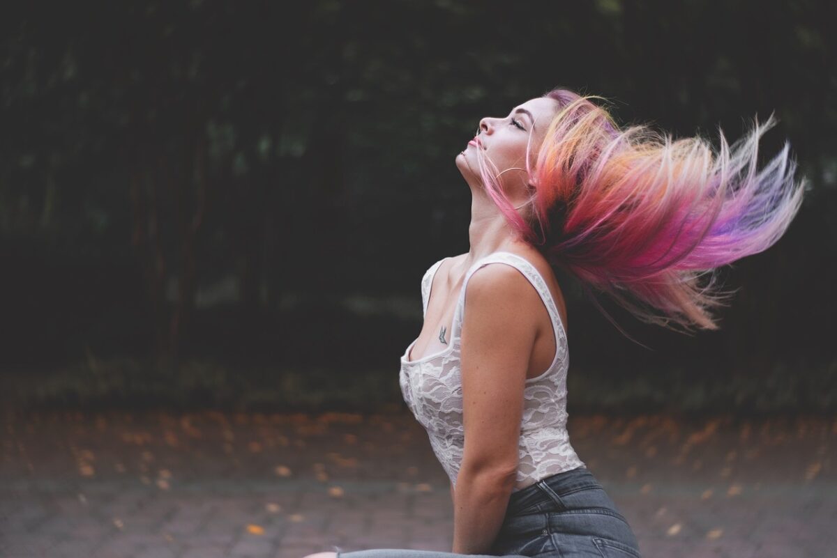 Seu cabelo pode ser a chave para entrar na tendência do ano de 2025; entenda o que está em jogo e como se adequar para a moda atual.