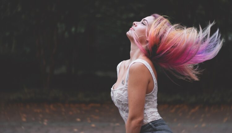 Seu cabelo pode ser a chave para entrar na tendência do ano de 2025; entenda o que está em jogo e como se adequar para a moda atual.