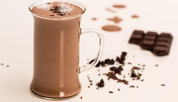 Um bom chocolate quente em dias frios pode ser a resposta que você queria para passar uma noite bem mais reconfortante e aquecida; aprenda como fazer o melhor e barato.