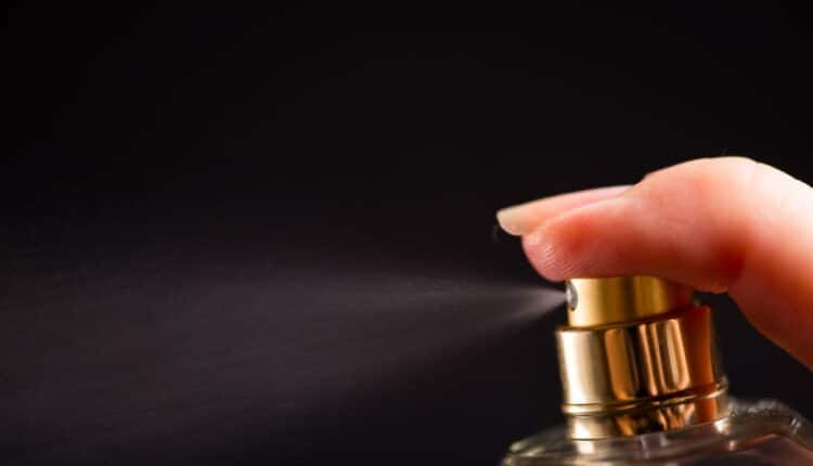 Veja se o feromônio no perfume realmente ajuda a atrair outras pessoas; existem opções de aromas com essa característica.