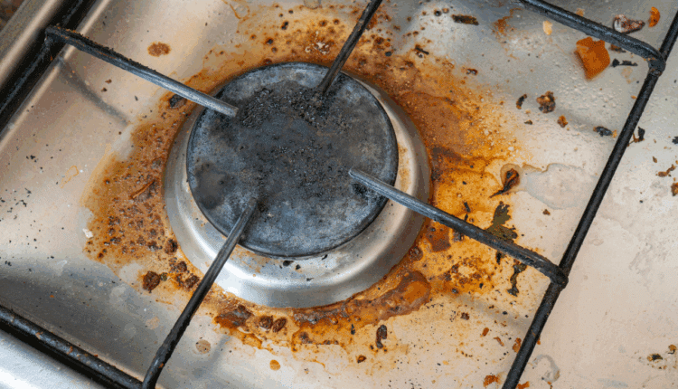 Fogão pode ficar como novo em pouco tempo com apenas dois ingredientes simples da sua casa; veja como fazer.