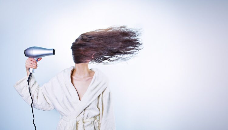 Como essas escovas secadoras podem fazer você ter um cabelo que demonstra ter vindo de um salão de beleza? Veja os 5 modelos que devem te deixar satisfeita.