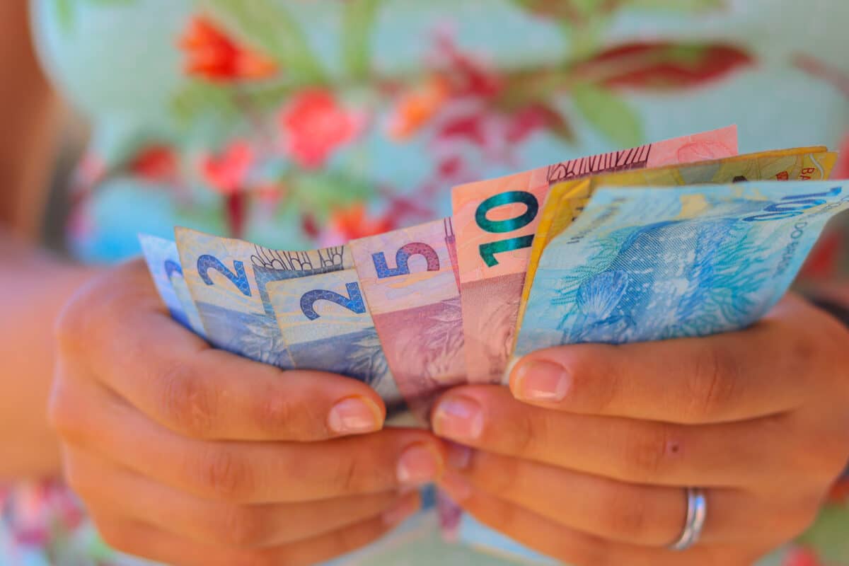 Mulheres que são mães no Brasil podem ter acesso a uma renda maior por meio de benefícios sociais e de acordo com os dependentes.