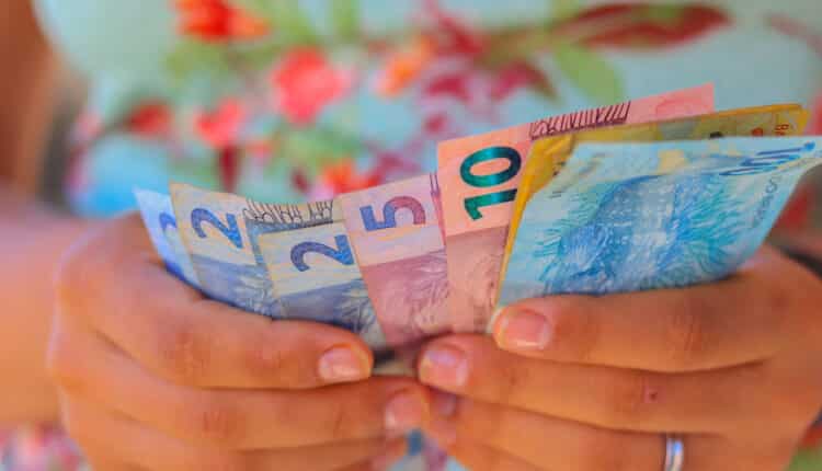 Mulheres que são mães no Brasil podem ter acesso a uma renda maior por meio de benefícios sociais e de acordo com os dependentes.