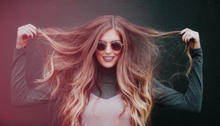 Existem cores de cabelo que você sempre pode apostar, sem medo de errar e se destacar de modo negativo na multidão.